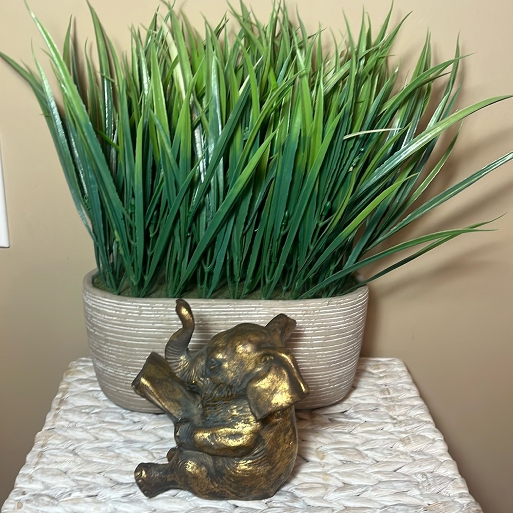 Sterling Industries Reading Elephant Bookend 
Resin w/Gold Leaf/Patina